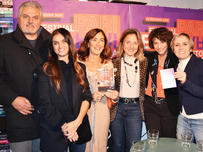 Foto di gruppo con i libri presentati al festival 2025