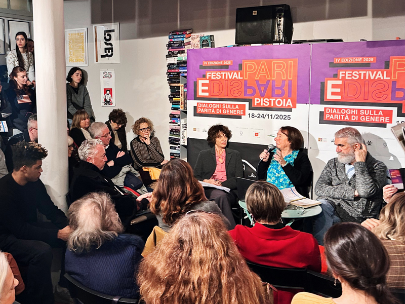 Il pubblico e i relatori riuniti alla libreria Lo Spazio nel 2025
