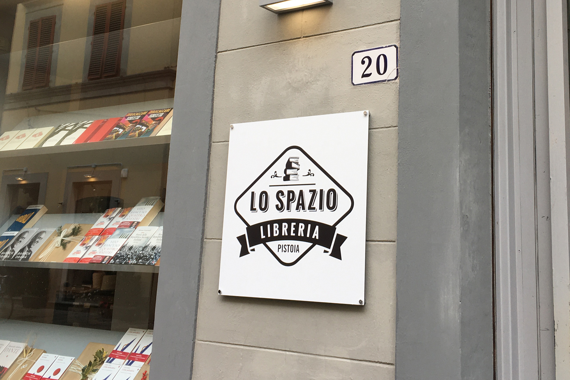 Gli spazi della libreria Lo Spazio
