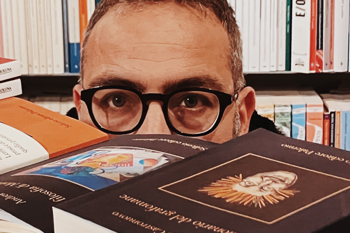 Un volto tra i libri della libreria Lo Spazio