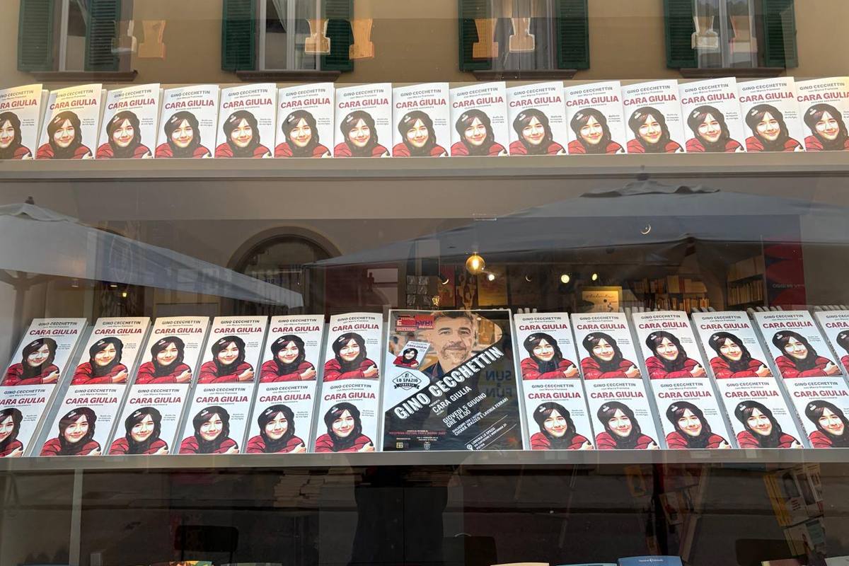 Persone riunite all’esterno della libreria Lo Spazio