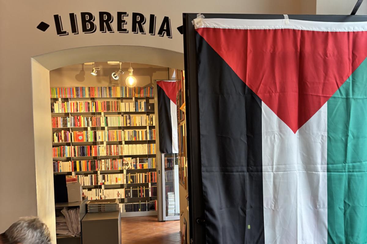 Persone riunite all’esterno della libreria Lo Spazio