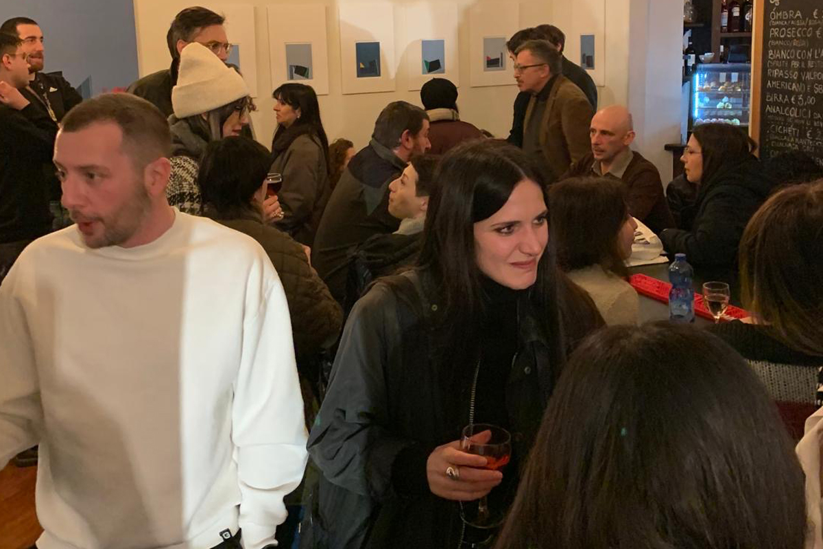 Persone riunite all’esterno della libreria Lo Spazio