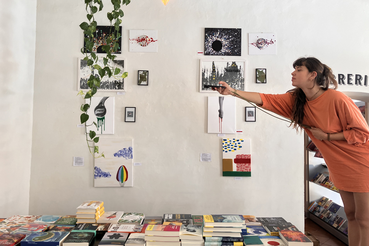 Libri e fotografie esposti negli spazi di Lo Spazio