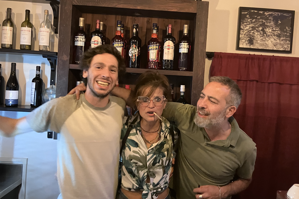 Persone insieme al banco del Bacaro nello Spazio