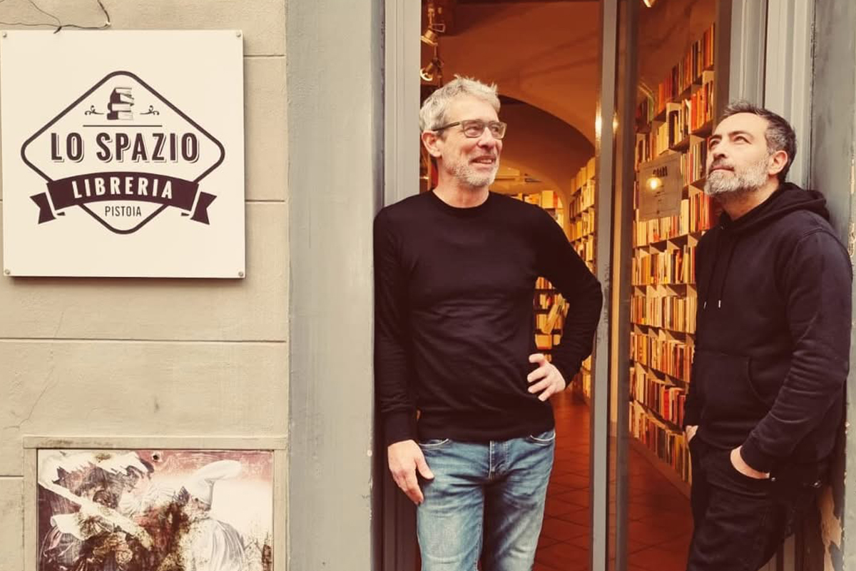 Persone all’ingresso della libreria Lo Spazio