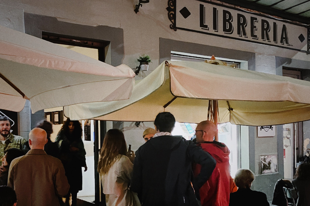 Persone riunite all’esterno della libreria Lo Spazio